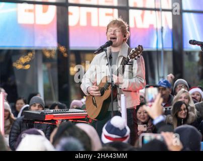 9 dicembre 2021, New York, New York, Stati Uniti d'America: Ed Sheeran in concerto dal vivo OGGI al NBC sul Rockefeller Center (Credit Image: © Lev Radin/Pacific Press via ZUMA Press Wire) Foto Stock