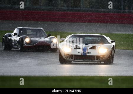 Corse in ridotta visibilità a causa della pioggia, Michael Birch, Andy Newall, Ford GT40, Yokohama Trophy per Masters Historic Sports Cars, una gara serale Foto Stock