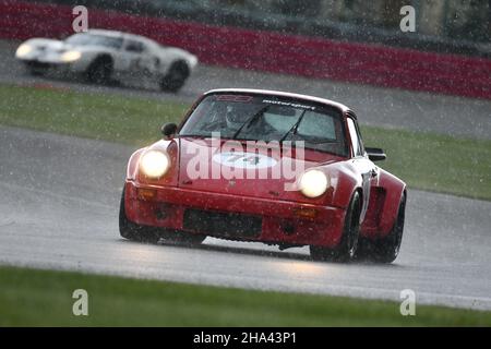 Corse attraverso un diluvio, Mark Bates, James Bates, Porsche 911 RSR, Yokohama Trophy per Masters Historic Sports Cars, una gara serale sul Gran Premio Foto Stock