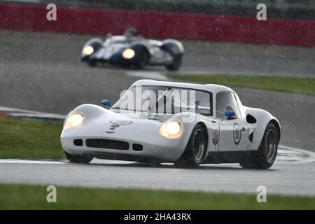 Precipitazioni a Luffield, Greg Thornton, Chevron B8, Yokohama Trophy per Masters Historic Sports Cars, una gara serale sul circuito del Gran Premio, si è protratta Foto Stock