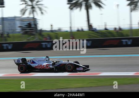 Abu Dhabi, Emirati Arabi Uniti. 10th dicembre 2021; Yas Marina Circuit, Abu Dhabi, Emirati Arabi Uniti: FIA Abu Dhabi F1 Grand Prix, giorno di pratica: Uralkali Haas F1 Team, Mick Schumacher Credit: Action Plus Sports Images/Alamy Live News Foto Stock