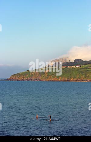 Surfer nella foce della Ria de Urdaibai, Mundaka, Riserva della Biosfera di Urdaibai, Paesi Baschi, Spagna Foto Stock