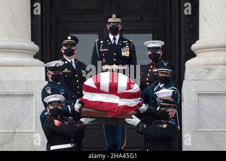 Washington DC, Stati Uniti. 10th dicembre 2021. Washington, Stati Uniti. 10th Dic 2021. WASHINGTON, DC - DICEMBRE 10: Una guardia d'onore militare dei servizi congiunti porta la cazzo del senatore ritardato Robert Dole (R-KS) giù i gradini del Campidoglio degli Stati Uniti dopo essere stato il 10 dicembre 2021 a Washington, DC. Dole, un veterano gravemente ferito durante la seconda guerra mondiale, fu un senatore repubblicano del Kansas dal 1969 al 1996. Ha funzionato per il presidente tre volte ed è diventato il candidato repubblicano per il presidente in 1996. Foto di Anna Moneymaker/Pool/ABACAPRESS.COM Credit: Abaca Press/Alamy Live News Foto Stock