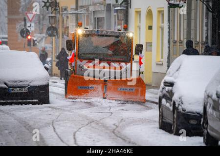 Stralsund, Germania. 10th Dic 2021. Il servizio di sdoganamento invernale sgombrava una strada a Stralsund. Credit: Stefan Sauer/dpa/Alamy Live News Foto Stock