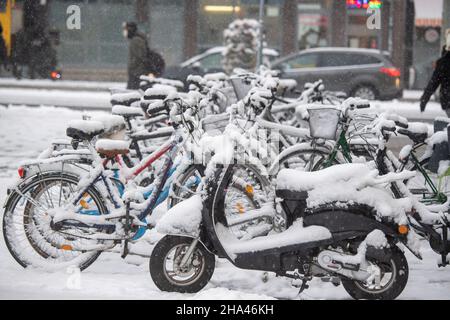Stralsund, Germania. 10th Dic 2021. Biciclette in piedi nella neve alla stazione ferroviaria di Stralsund. Credit: Stefan Sauer/dpa/Alamy Live News Foto Stock
