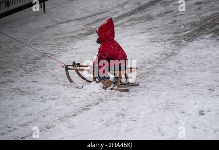 Stralsund, Germania. 10th Dic 2021. Le strade e i sentieri di Stralsund sono 'coperti' di neve. Credit: Stefan Sauer/dpa/Alamy Live News Foto Stock