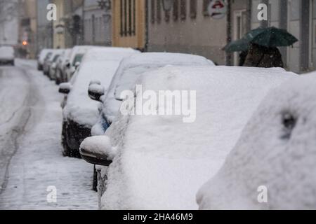 Stralsund, Germania. 10th Dic 2021. La neve si trova sulle auto nel centro di Stralsund. Credit: Stefan Sauer/dpa/Alamy Live News Foto Stock