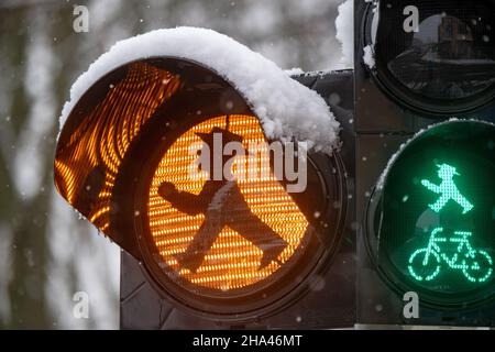 Stralsund, Germania. 10th Dic 2021. Il semaforo per i pedoni di Stralsund è coperto di neve. Credit: Stefan Sauer/dpa/Alamy Live News Foto Stock