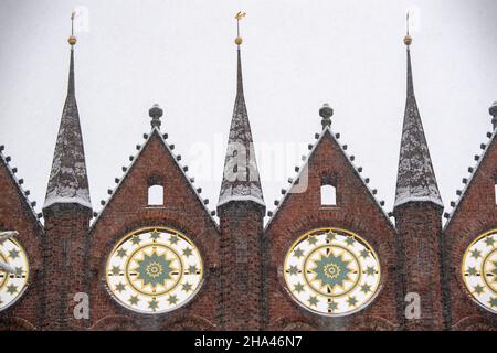 Stralsund, Germania. 10th Dic 2021. Il municipio di Stralsund è 'coperto' di neve. Credit: Stefan Sauer/dpa/Alamy Live News Foto Stock