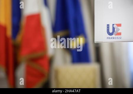 Bucarest, Romania - 10 dicembre 2021: 2022 logo della Presidenza francese del Consiglio dell'Unione europea su un cartellone con le bandiere dell'UE nel backgroun Foto Stock