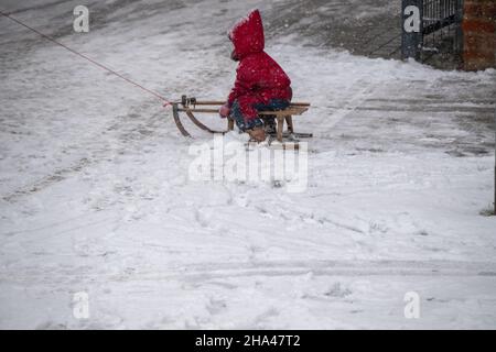 Stralsund, Germania. 10th Dic 2021. Le strade e i sentieri di Stralsund sono 'coperti' di neve. Credit: Stefan Sauer/dpa/Alamy Live News Foto Stock