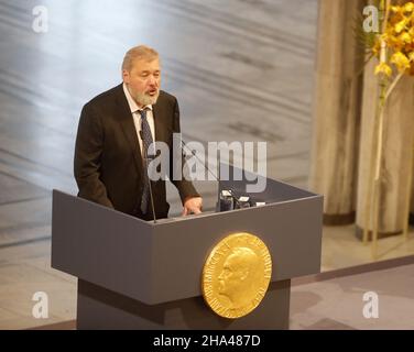 Oslo, Norvegia. 10th Dic 2021. Dmitrij Muratov alla cerimonia del Premio Nobel per la Pace, che si è aggiudicata presso il municipio di Oslo il 10 dicembre 2021. Photo by Marius Gulliksrud/Stella pictures/ABACAPRESS.COM Credit: Abaca Press/Alamy Live News Foto Stock