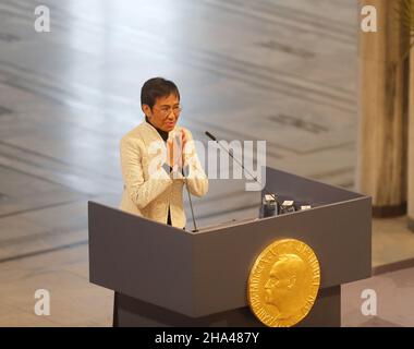 Oslo, Norvegia. 10th Dic 2021. Maria Ressa alla cerimonia del Premio Nobel per la Pace, il 10 dicembre 2021, presso il municipio di Oslo. Photo by Marius Gulliksrud/Stella pictures/ABACAPRESS.COM Credit: Abaca Press/Alamy Live News Foto Stock