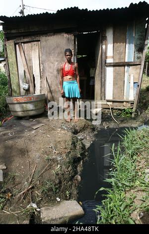 itabuna, bahia, brasile - 5 gennaio 2012: Fogna aperta accanto ad una casa di legno improvvisata in una zona di favela nella città di Itabuna. Foto Stock