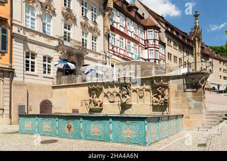 fontana di pesce e pillory sulla piazza del mercato, schwaebisch hall, hohenlohe, baden-württemberg, germania Foto Stock