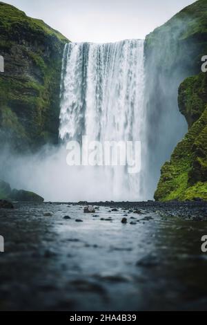 la famosa cascata di skogarfoss nel sud dell'islanda. Foto Stock