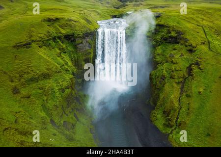 vista aerea del drone della cascata di skogafoss in islanda, una delle attrazioni turistiche più famose e punto di riferimento. Foto Stock