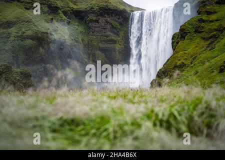 la famosa cascata di skogarfoss nel sud dell'islanda. Foto Stock