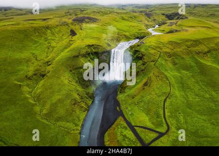 vista aerea del drone della cascata di skogafoss in islanda, una delle attrazioni turistiche più famose e punto di riferimento. Foto Stock
