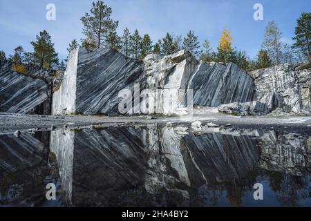 cava di marmo ruskeala. karelia. marmo scavato nel nord della russia. sfondo di pietra grigio naturale. Foto Stock