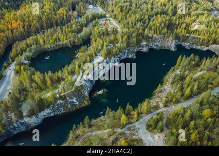 veduta aerea del canyon di marmo nel parco montano di ruskeala, karelia, russia. Foto Stock