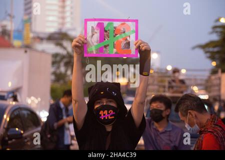 8 dicembre 2021, Bangkok, Thailandia: I manifestanti hanno tenuto un poster che simboleggia la resistenza alla legge della Sezione 112. (Credit Image: © Atiwat Siltamethanont/Pacific Press via ZUMA Press Wire) Foto Stock