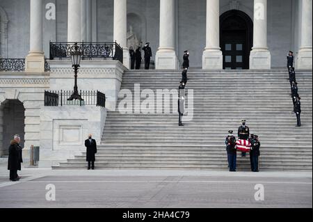 Washington, Stati Uniti. 10th Dic 2021. La leadership del Congresso, a sinistra, guarda una guardia d'onore portare la cazzo dell'ex senatore Bob Dole durante una cerimonia di partenza dopo aver mentito in stato presso il Campidoglio degli Stati Uniti, a Washington, DC, Venerdì 10 dicembre 2021. Durante la settimana in cui il Sen. Dole è scomparito, il Presidente Biden ospiterà un vertice virtuale globale sulla democrazia, mentre il Congresso ha adottato misure procedurali per aumentare il tetto del debito prima di un imminente default federale. (Graeme Sloan/Sipa USA) Credit: Sipa USA/Alamy Live News Foto Stock