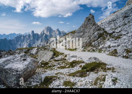 sentiero escursionistico per cime di lavaredo con gruppo montuoso cadini di misurina sullo sfondo. dolomiti,italia. Foto Stock