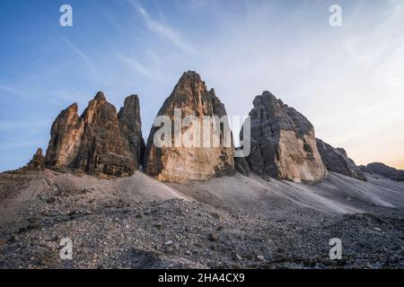 tramonto estivo alle tre cime di lavaredo, nelle dolomiti sesto, italia. Foto Stock