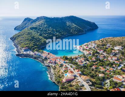 assos pittoresco villaggio di pescatori dall'alto, cefalonia, grecia. vista aerea drone. barche a vela ormeggiate nella baia turchese. Foto Stock