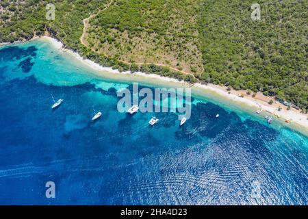 vista aerea della soleggiata spiaggia di antisamos sull'isola di cefalonia, ionio in estate, grecia. concetto di vacanza di viaggio. Foto Stock