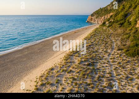 vista aerea della spiaggia di milos vicino al villaggio di agios nikitas sull'isola ionica di lefkada, grecia. luce dorata al tramonto serale. Foto Stock