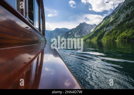 vista da una barca a vela al lago koenigssee in baviera, germania. Foto Stock