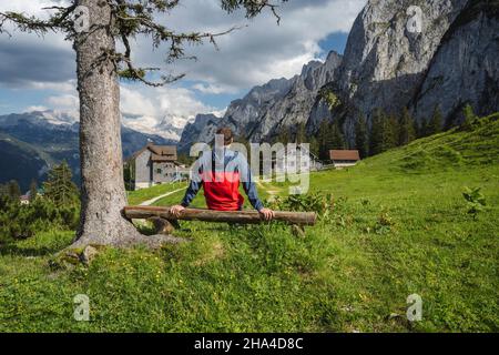 uomo viaggiatore che riposa su sentiero escursionistico a gosau, salzkammergut, austria, europa. Foto Stock