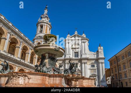 Facciata della Basilica di Loreto e fontana monumentale in Piazza della Madonna. Loreto, Provincia di Ancona, Marche, Italia, Europa Foto Stock