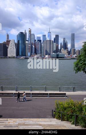 La vista del quartiere finanziario di Lower Manhattan e East River dal Granite Prospect a Brooklyn Bridge Park.Brooklyn.New York City.USA Foto Stock