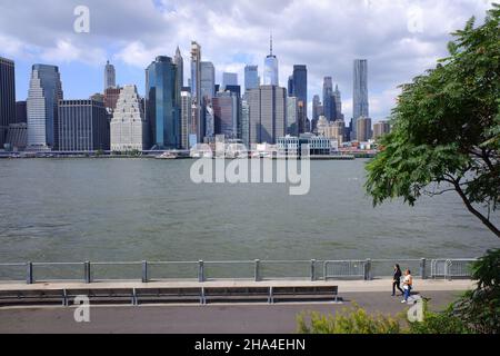 La vista del quartiere finanziario di Lower Manhattan e East River dal Granite Prospect a Brooklyn Bridge Park.Brooklyn.New York City.USA Foto Stock