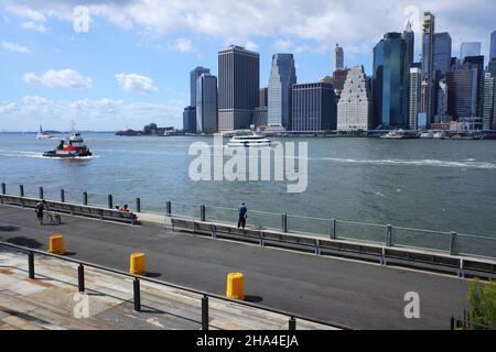 La vista del quartiere finanziario di Lower Manhattan e East River dal Granite Prospect a Brooklyn Bridge Park.Brooklyn.New York City.USA Foto Stock