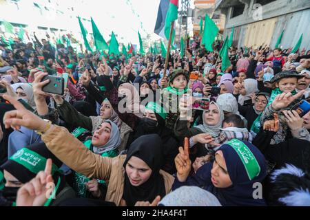 Gaza, Palestina. 10th Dic 2021. Le sostenitori femminili di Hamas prendono parte a un raduno che segna il 34th° anniversario della fondazione del movimento islamista Hamas nel campo profughi di Jabalya nella striscia settentrionale di Gaza. Credit: SOPA Images Limited/Alamy Live News Foto Stock