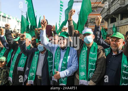 Gaza, Palestina. 10th Dic 2021. Alcuni leader di Hamas prendono parte a un raduno che segna il 34th° anniversario della fondazione del movimento islamista di Hamas nel campo profughi di Jabalya nella striscia settentrionale di Gaza. Credit: SOPA Images Limited/Alamy Live News Foto Stock