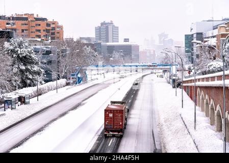Madrid, Spagna - 9 gennaio 2021: Autostrada N-II coperta di neve con auto intrappolate durante la tempesta di nevicate pesanti Filomena. Foto Stock