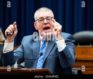 Washington, Stati Uniti. 10th Dic 2021. Brad Woodhouse, direttore esecutivo, Proteggi la nostra cura, parlando ad una conferenza stampa in cui i membri del Congresso hanno rivelato i risultati di un'indagine sull'industria farmaceutica al Campidoglio degli Stati Uniti. Credit: SOPA Images Limited/Alamy Live News Foto Stock