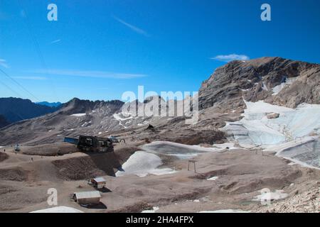 zugspitze, funivia dalla cima al sonn alpin sul zugspitzplatt, escursione allo zugspitze, vista dello schneefernerkopf 2840m sulla destra nella foto, wetterstein montagne cielo blu, zugspitzplatt, neve residua, ghiacciaio, garmisch-partenkirchen, werdenfels, alta baviera, germania, germania, germania Foto Stock