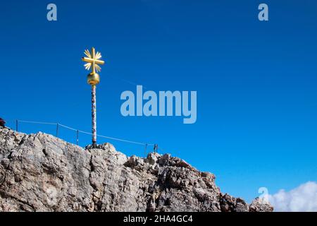 escursione a zugspitze, vetta zugspitze, croce in cima, 2962m, wetterstein montagne cielo blu, nuvole, umore nuvoloso, garmisch-partenkirchen, loisachtal, alta baviera, baviera, germania meridionale, germania, europa, Foto Stock