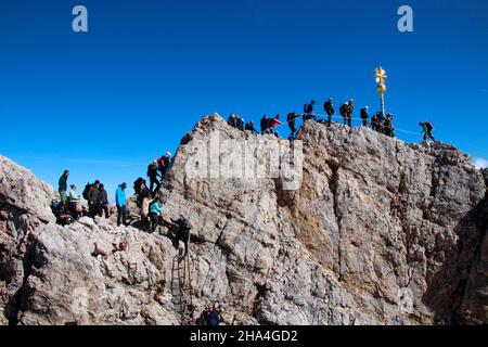 escursione a zugspitze 2962m, wetterstein montagne cielo blu, nuvole, umore nuvoloso, garmisch-partenkirchen, loisachtal, alta baviera, baviera, germania meridionale, germania, europa, Foto Stock