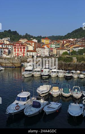 Bacino del porto e Place Mundaka, Riserva della Biosfera di Urdaibai, Paesi Baschi, Spagna Foto Stock