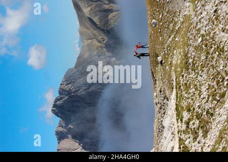 giovane coppia escursioni in direzione di zugspitze 2962 m, clap, wetterstein montagne cielo blu, nuvole, umore nuvoloso, garmisch-partenkirchen, loisachtal, alta baviera, baviera, germania meridionale, germania, europa, Foto Stock