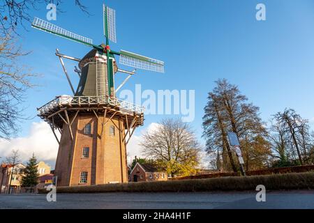 Vista sul mulino di Papenburg al tramonto Foto Stock