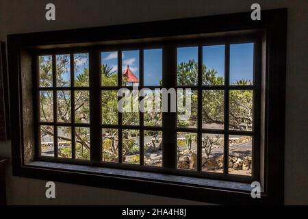 finestra con vista sul mulino a vento, molino, museo agricola el patio, museo all'aperto, fondato nel 1845, tiagua, lanzarote, isole canarie, spagna, europa Foto Stock