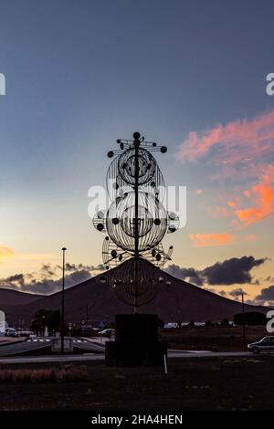 fobos,phobos,dalla serie juguete del viento,(giocattoli del vento),13 m di altezza,levriero di césar manrique,artista spagnolo da lanzarote,1919-1992,rotonda vicino a tahiche,tramonto,lanzarote,canari,isole canarie,spagna,europa Foto Stock